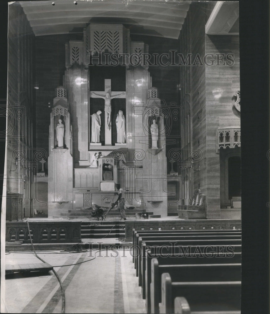 Press Photo Church Cleaning Chairs Man Mechine Hall