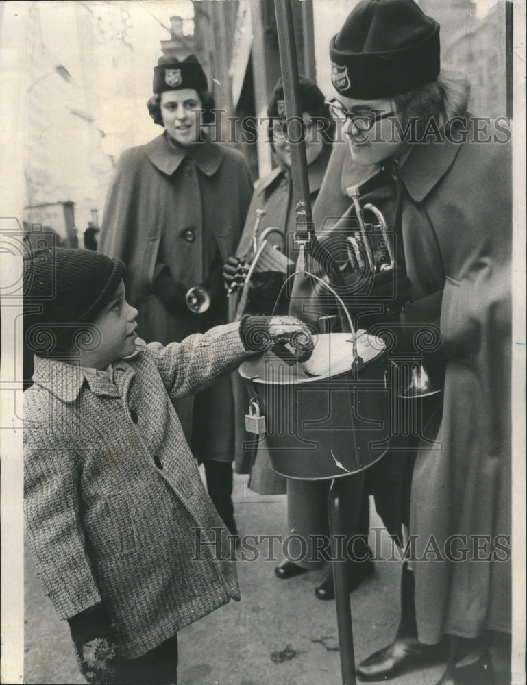 1969 Press Photo Tommy Montgomery Garden Kettle Money