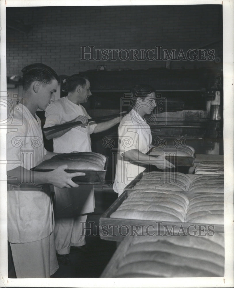 1942 Press Photo Baker instructs students about bread