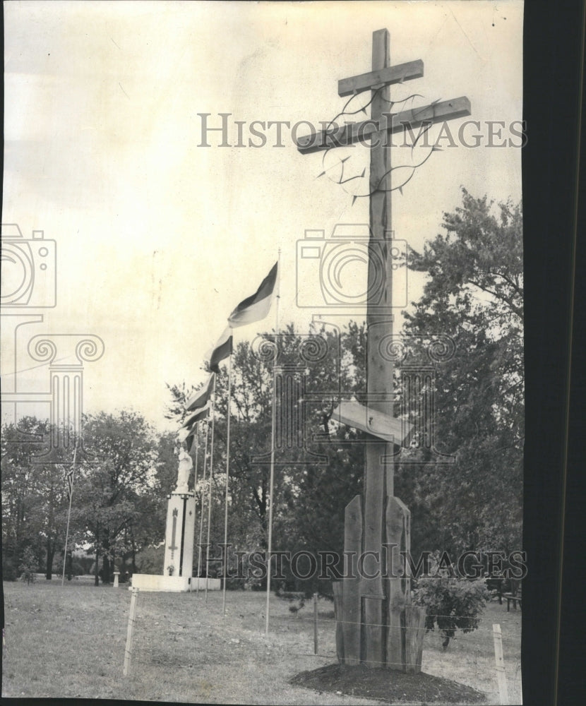 1956 Press Photo Memorial Cross Church Statue Roman