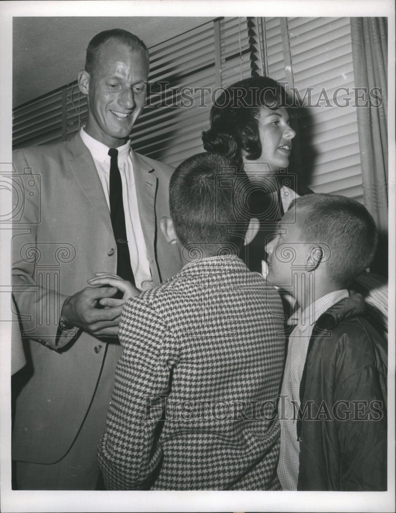 1963 Press Photo James W Wttaker Redmand Wash American