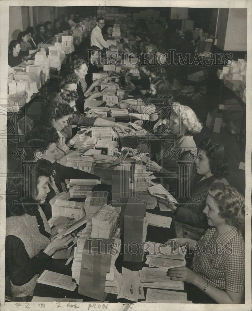 1945 Press Photo Internal Renenue Crowd Clerks Stuffin