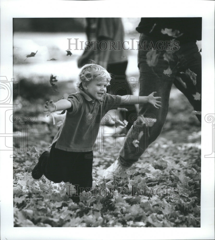 1994 Press Photo Kyle Cook Autumn Fest Ryerson Woods