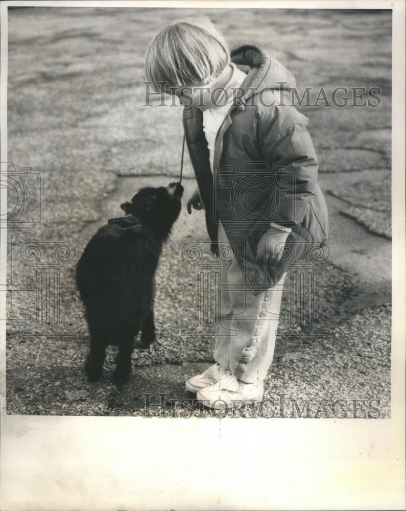 1989 Press Photo Karen Halverson Libertyville Farm dog,