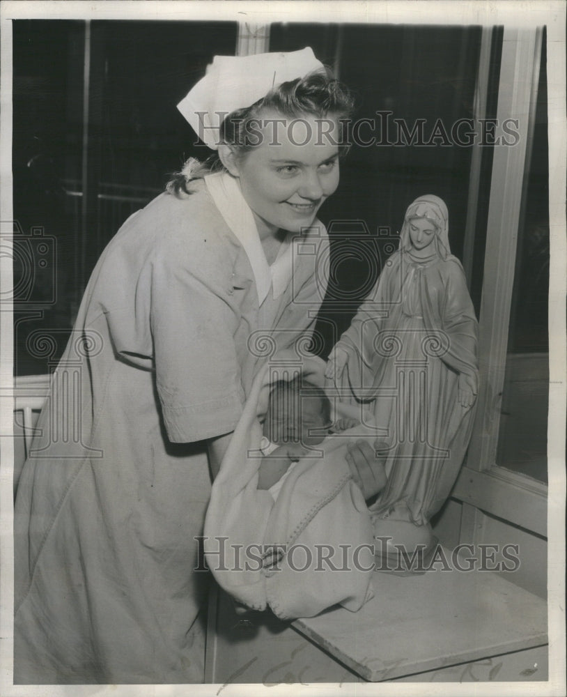 1925 Press Photo Nurse Glady Notre Dame Church Floyrnoy