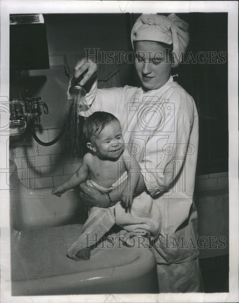 1947 Press Photo Nurse Sally Brown Sammy Orphan Eye