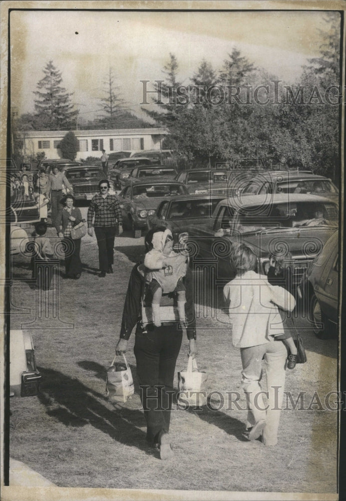 1975 Press Photo Northwest Chicago Pickets Vegetables