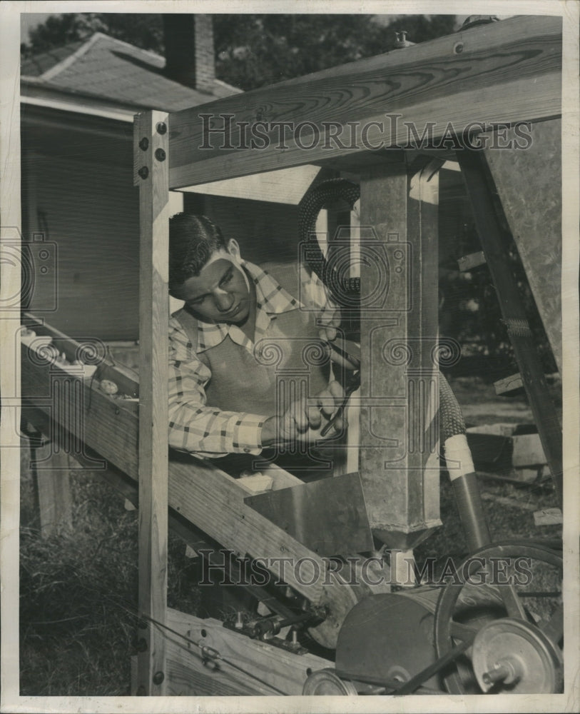 1949 Press Photo John C Williams Bulb Machine Fayette