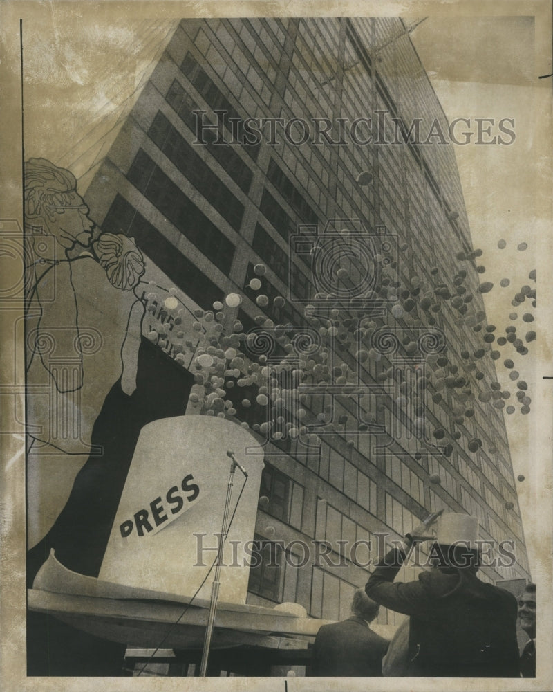 1975 Press Photo balloon white chicago michigan