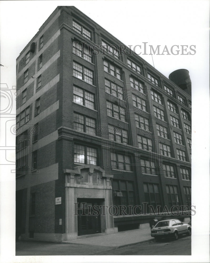 1990 Press Photo Building Ontario Car Pic Desk