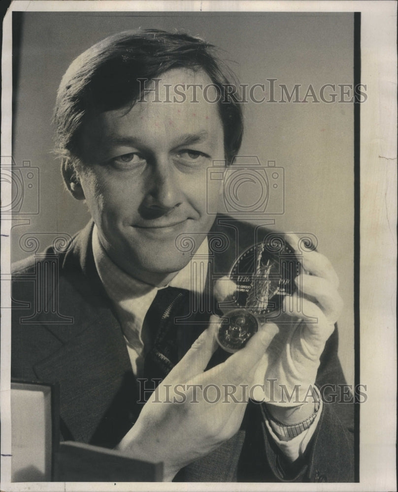 1976 Press Photo Henry Hyde Director Bicentennial Sales