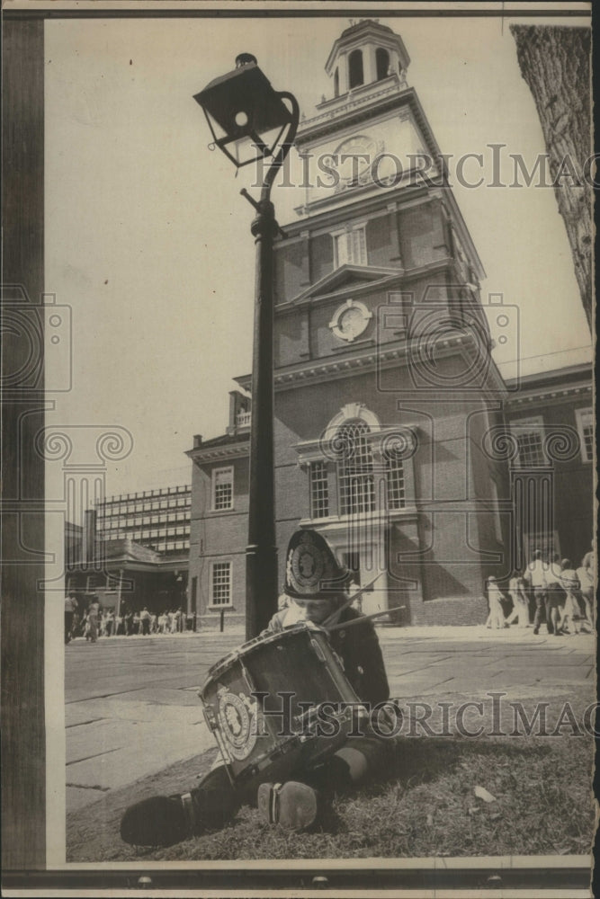 1976 Press Photo Dough Sattesford Independence Hall