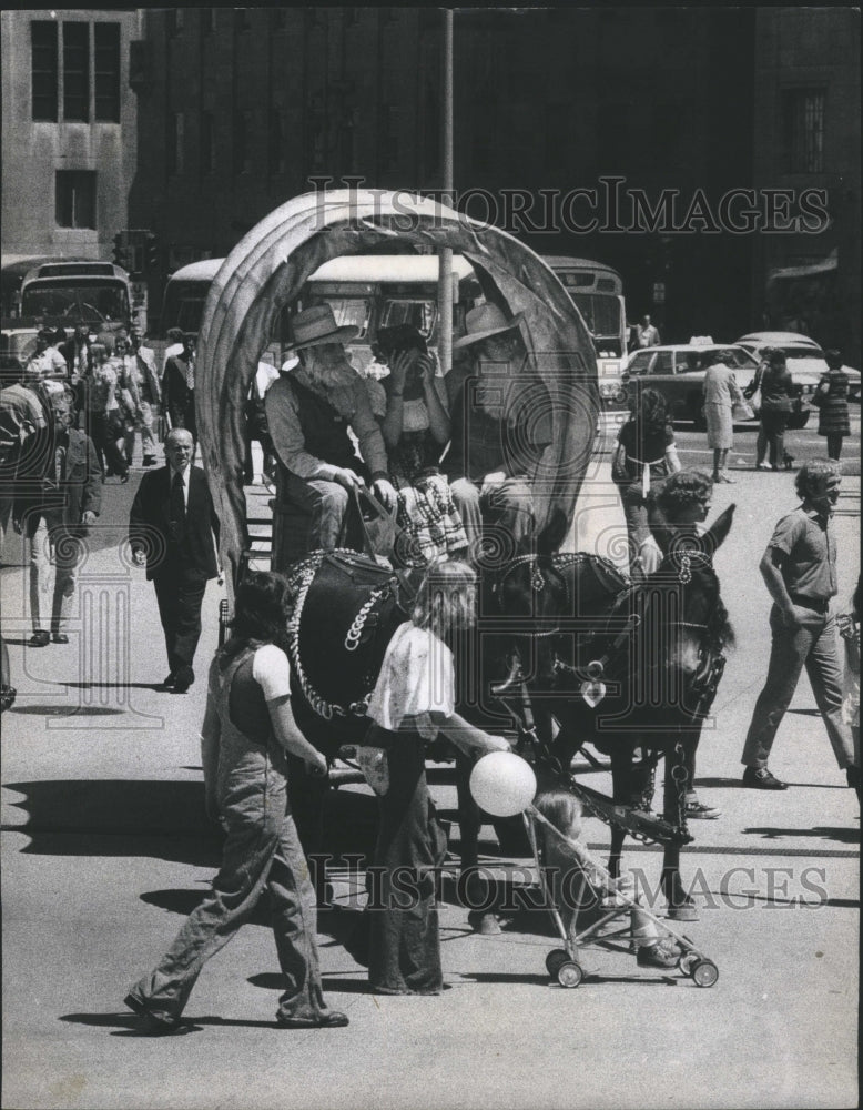 1974 Press Photo American Revolution Bicentennial Wagon