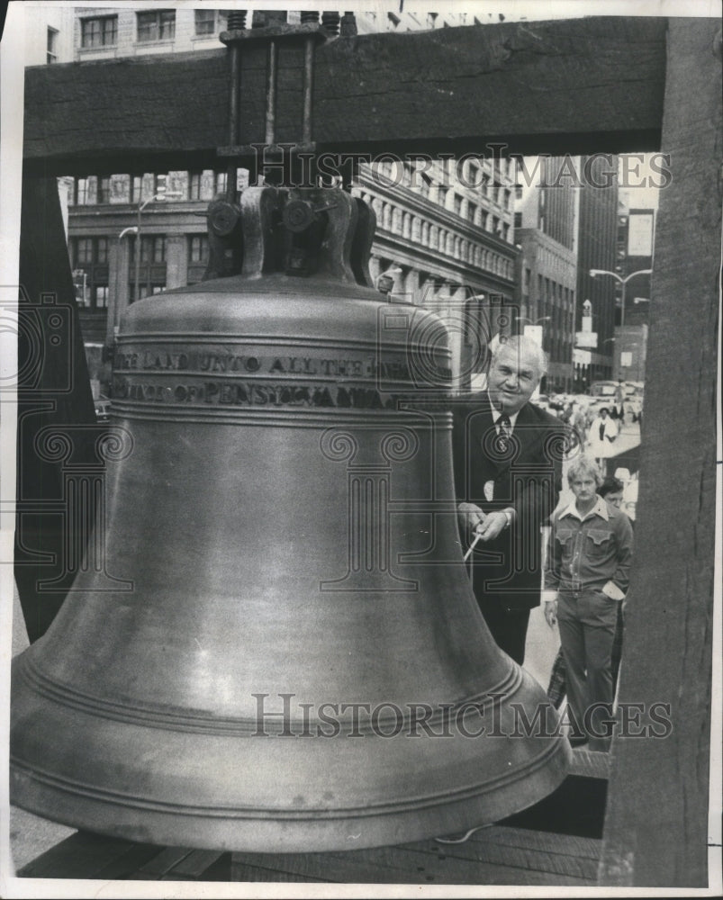 1975 Press Photo Micheal J Howlett Liberty Bell Civic