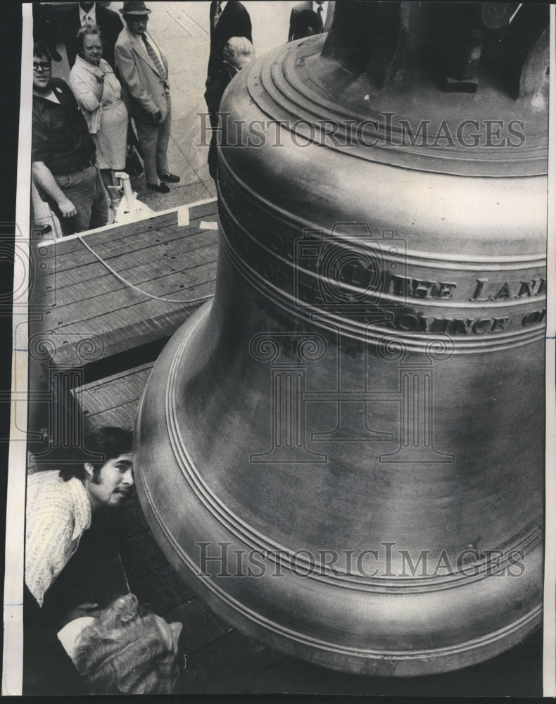 1975 Press Photo Civic Center Liberty Bell Mike Howlett