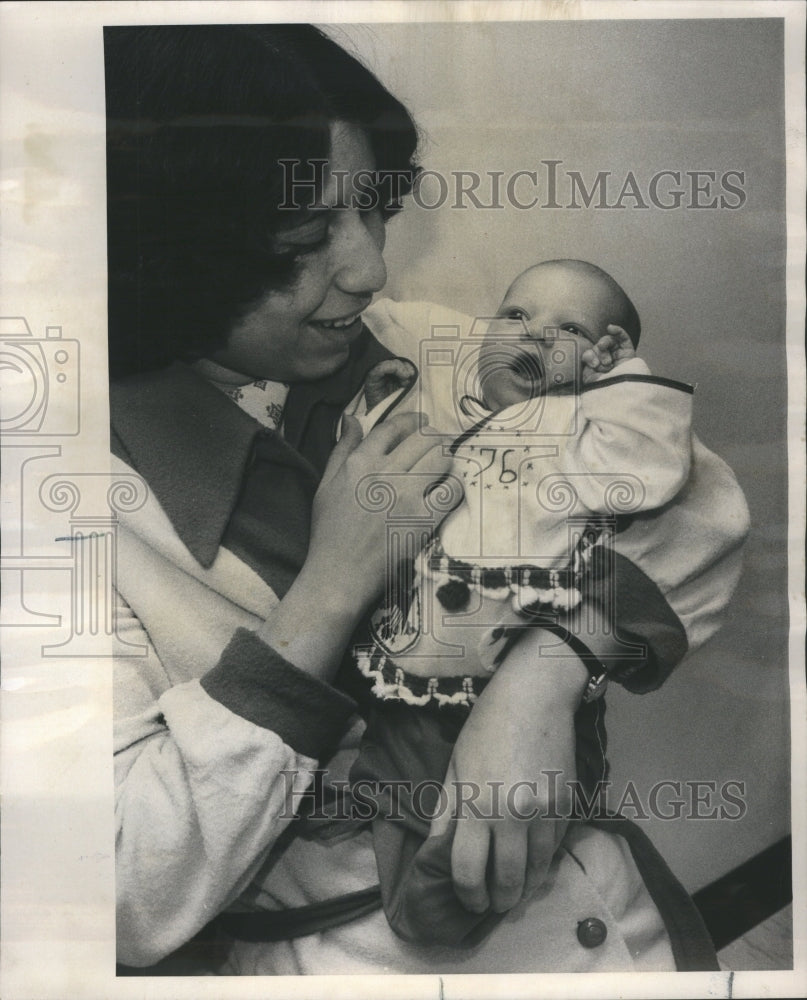 1975 Press Photo Ravenswood Hospital Migdalia Justice