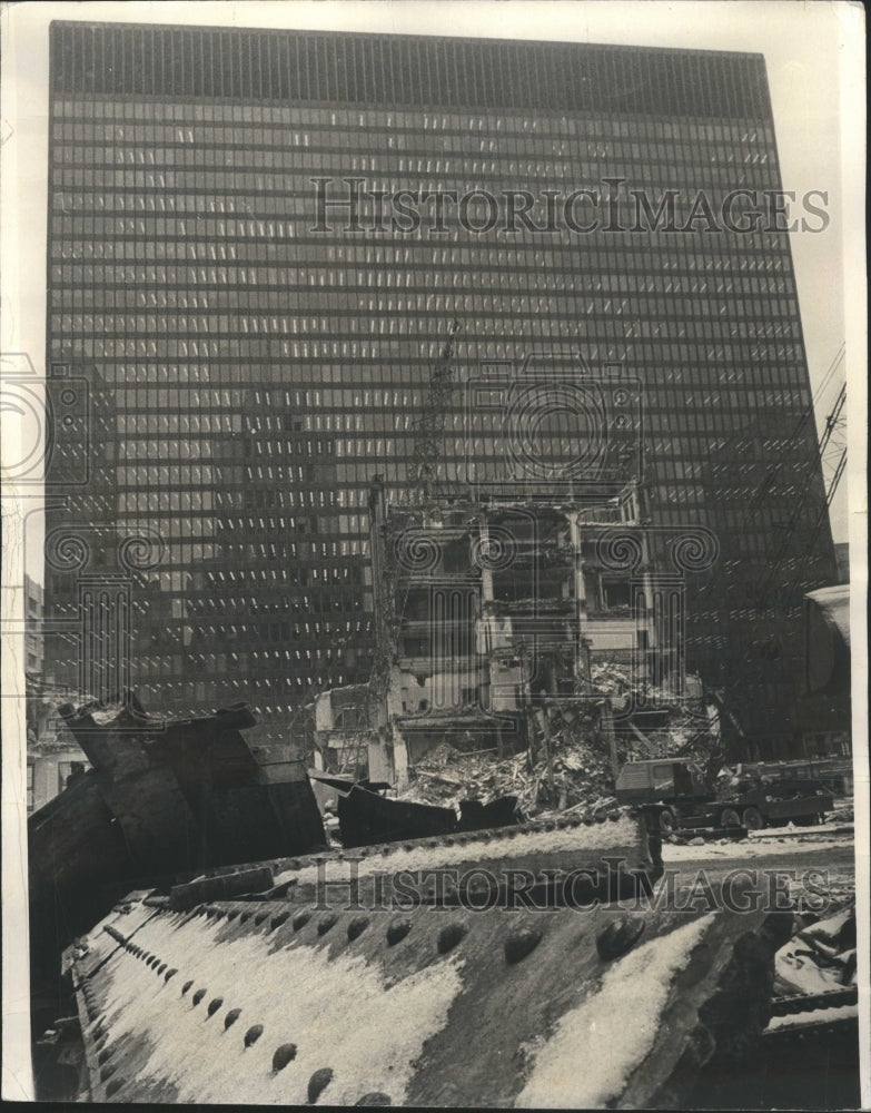 1965 Press Photo Background Building Federal Clark