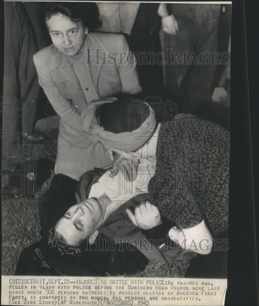 1945 Press Photo Battle Police Last Night Clash Person