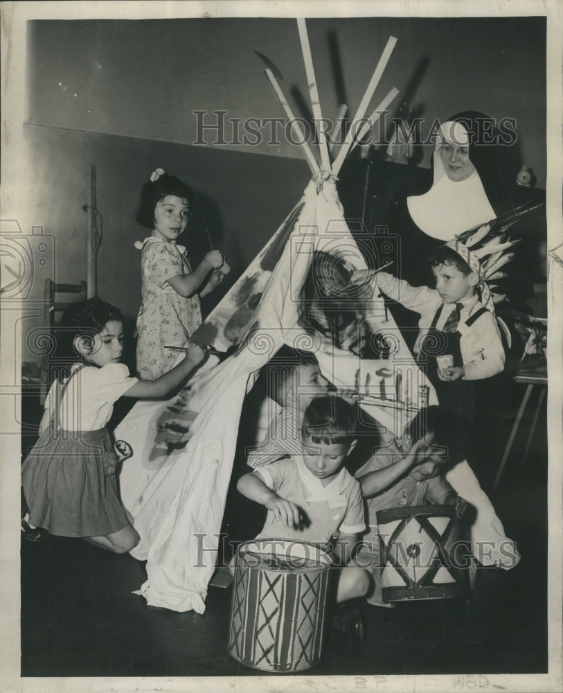 1945 Press Photo Sisters Rosanne CSC ARgentine Children