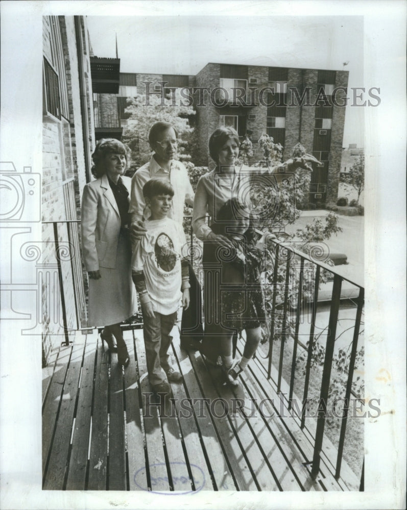 1980 Press Photo Pic Cutlines Ray Zobott Family Show