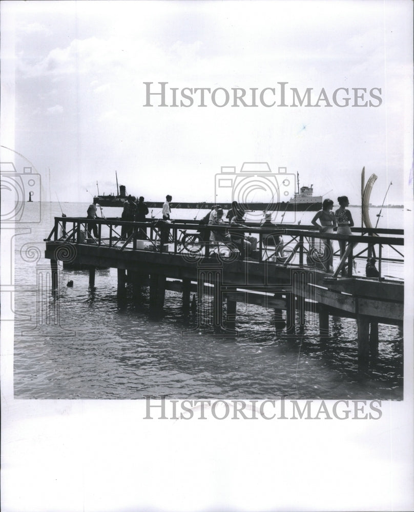 1965 Press Photo Detroit Lakewood Park Fishing People