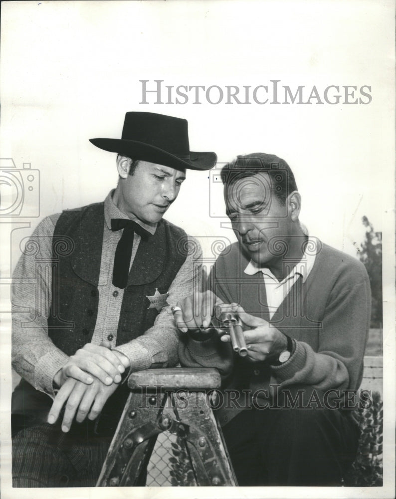 1958 Press Photo Milas Road Ernie Ford Actor Gun Stand