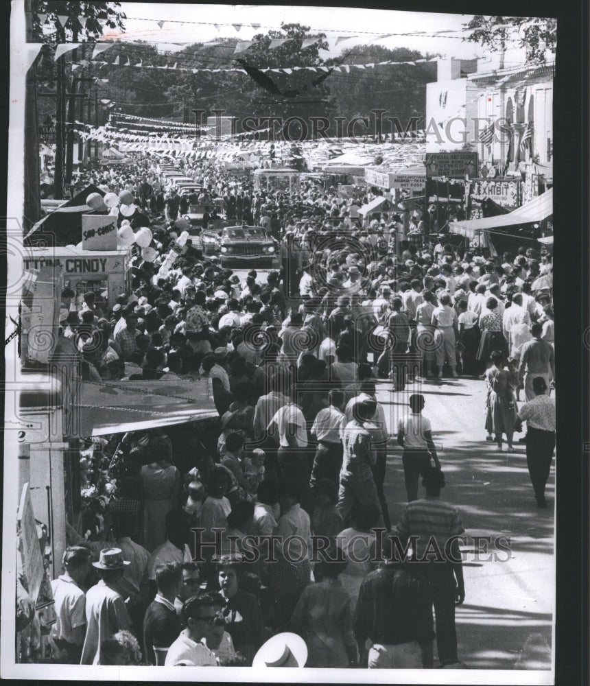 1960 Press Photo Large Crowd Staff Lawbardo St Fair