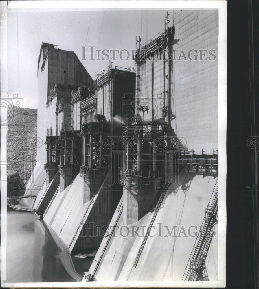 1944 Press Photo Dam Barrier Water Stream Structure