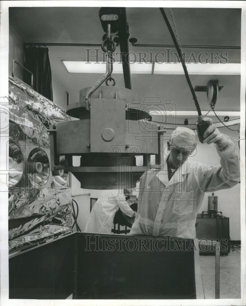 1960 Press Photo Dow Chemical Co. White Room Worker