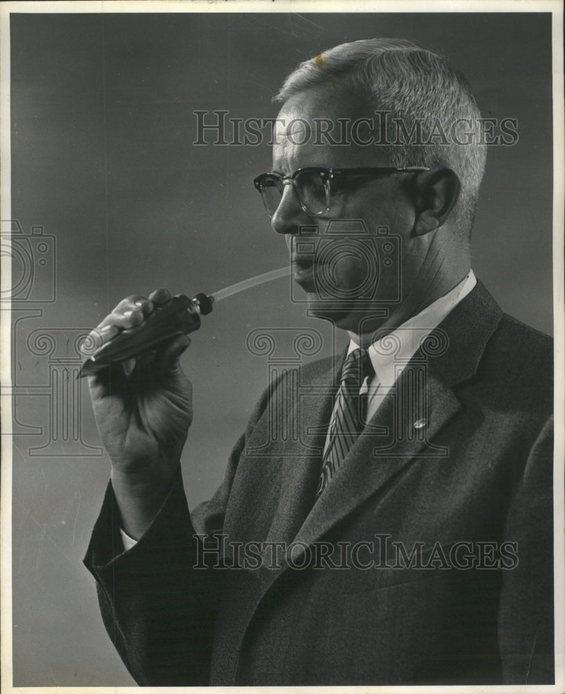 1958 Press Photo New Way Astronauts Eat In Space Suits