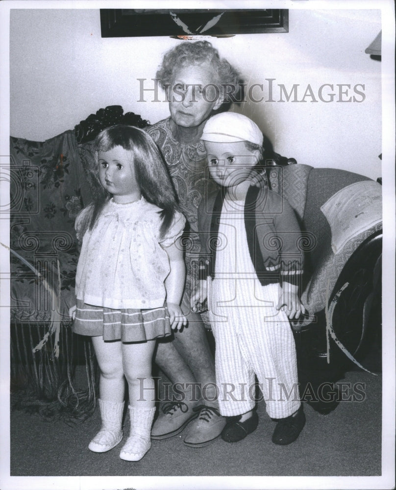 1969 Press Photo Mildred Swift Poses Life Size Dolls