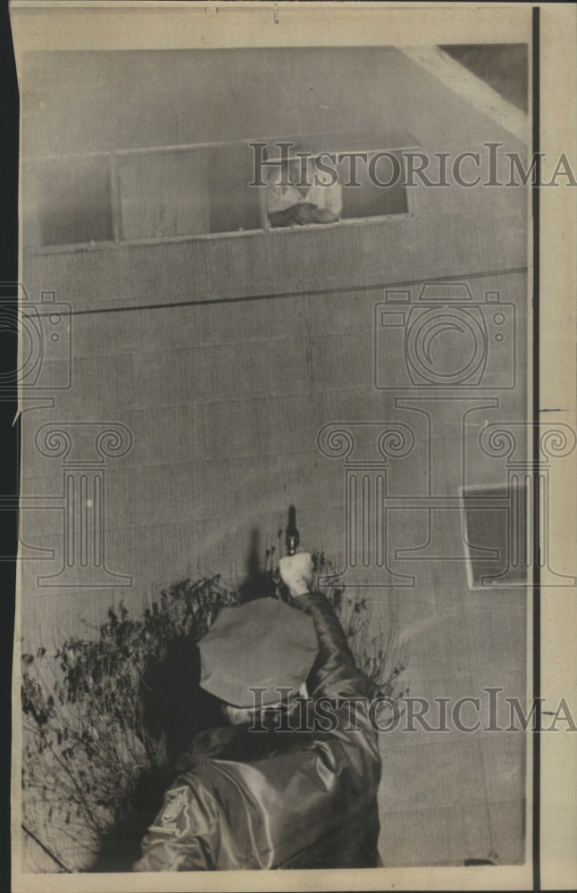 1971 Press Photo Shooting Process Act Person