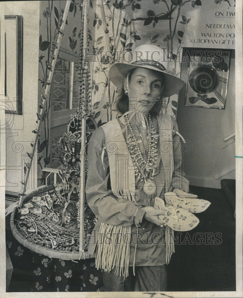 1973 Press Photo Native Americans Artifacts Exhibit