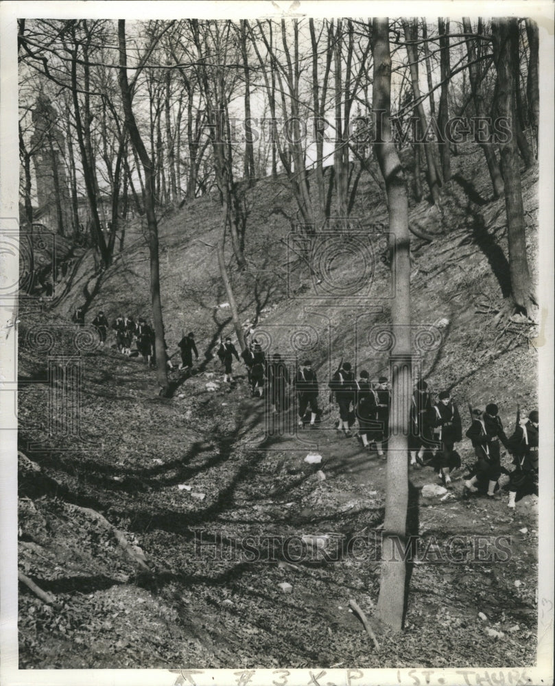 1942 Press Photo Bluejackets Hiking Great Lakes Train