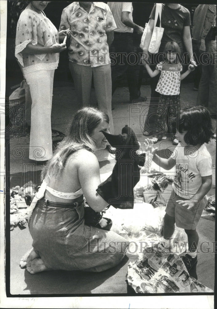 1977 Press Photo Puppet 56th Street Art Fair Hyde Park