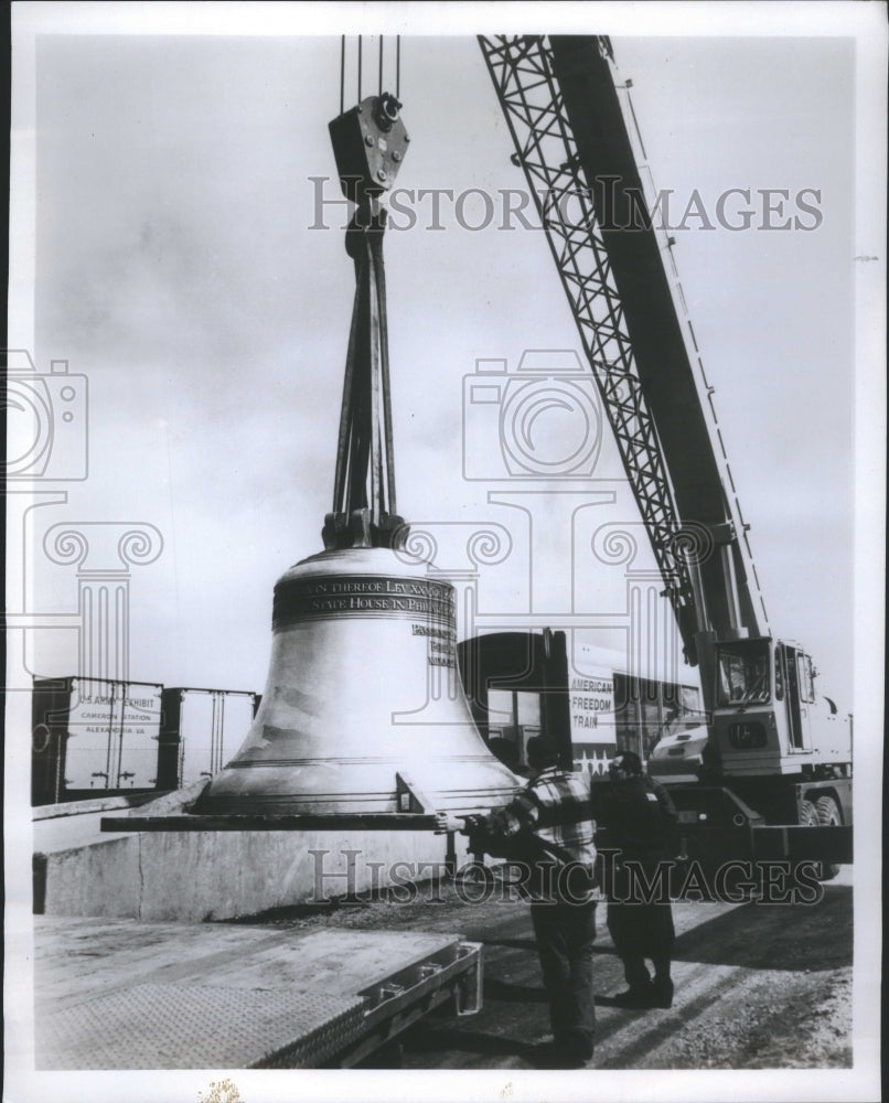 1975 Press Photo Workmen Prepare the Freedom Bell