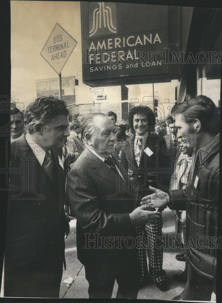 1975 Press Photo Chicago Mayor and Tycoon Speak Spanish