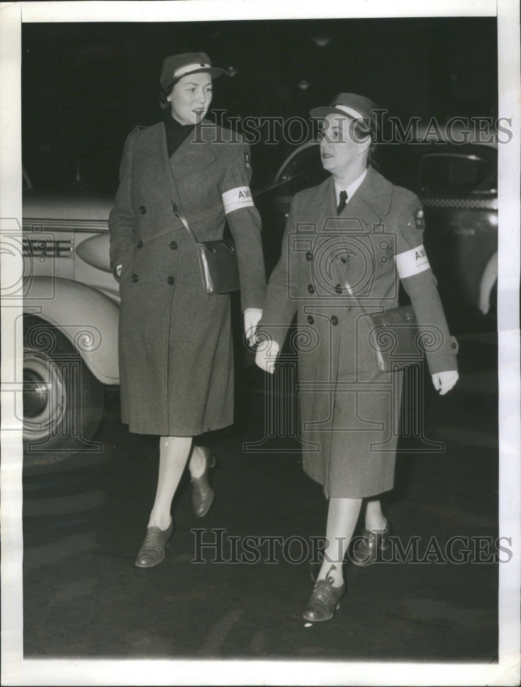 1943 Press Photo New York Pedestrain Light Cross Gloves