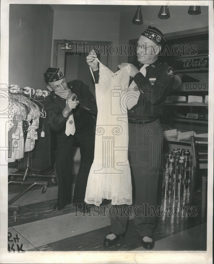 1954 Press Photo Claude OxleySuincy Beautiful Wife