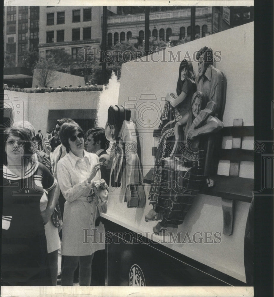 1973 Press Photo Exhibit National Bank Plaza Chicago