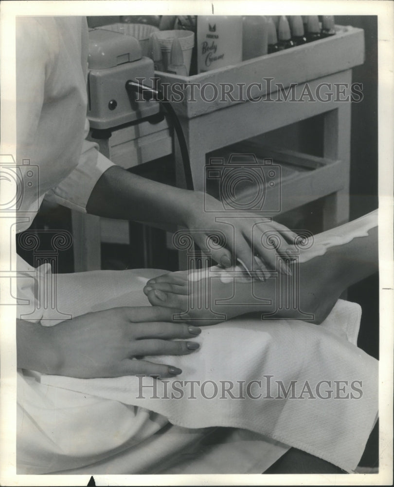 1963 Press Photo Body Cream on feet