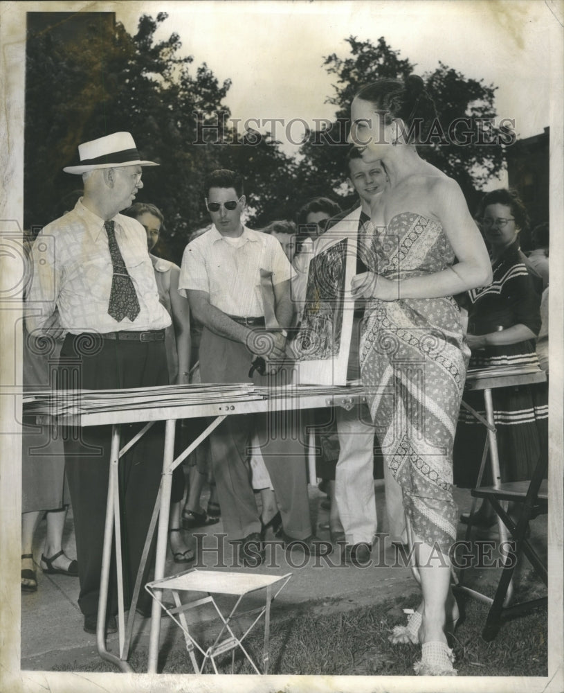 1955 Press Photo Model Like Amazon Woman Sells Artwork