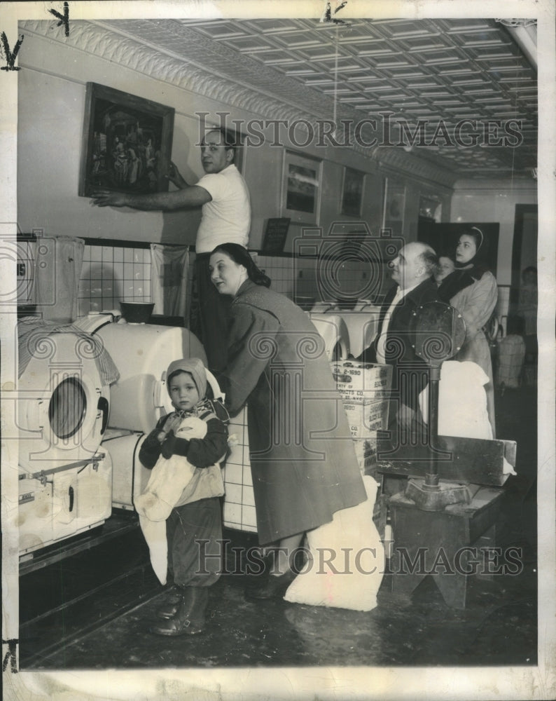 1949 Press Photo Machine Laundry Customer