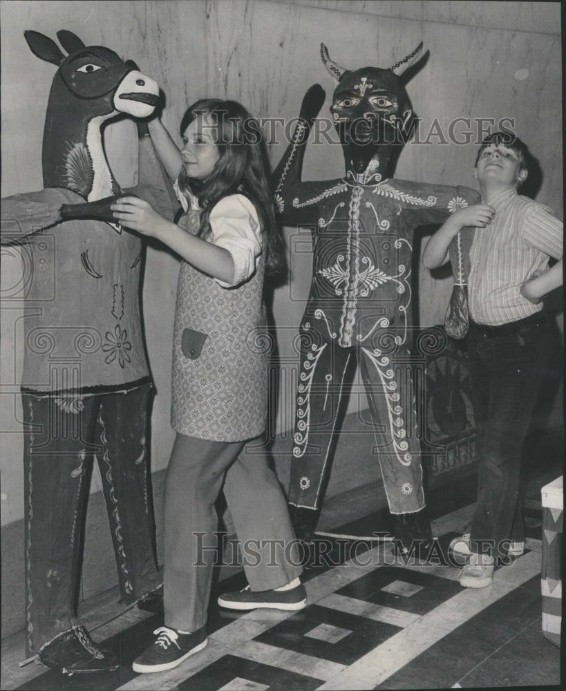 1972 Press Photo Art Papier-mache Larger Exhibition.