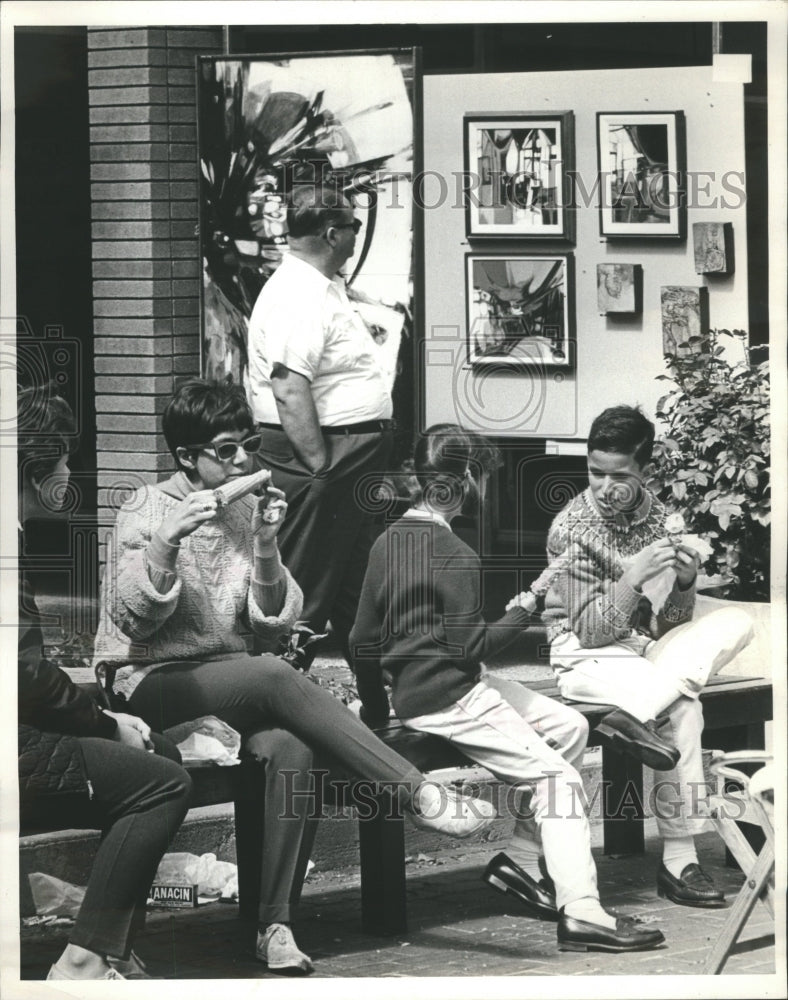 1967 Press Photo Some like eating better picnickers Art