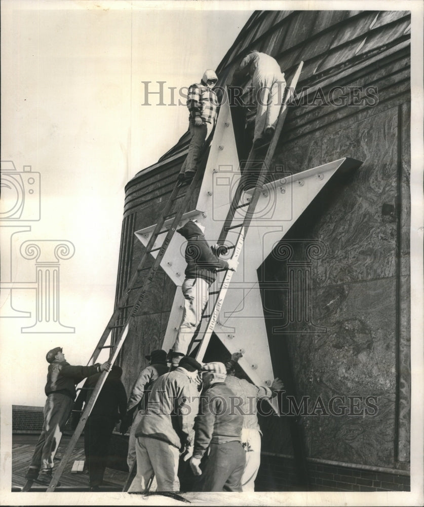 1960 Press Photo Workman Star Bethlehem Adler Plaetari