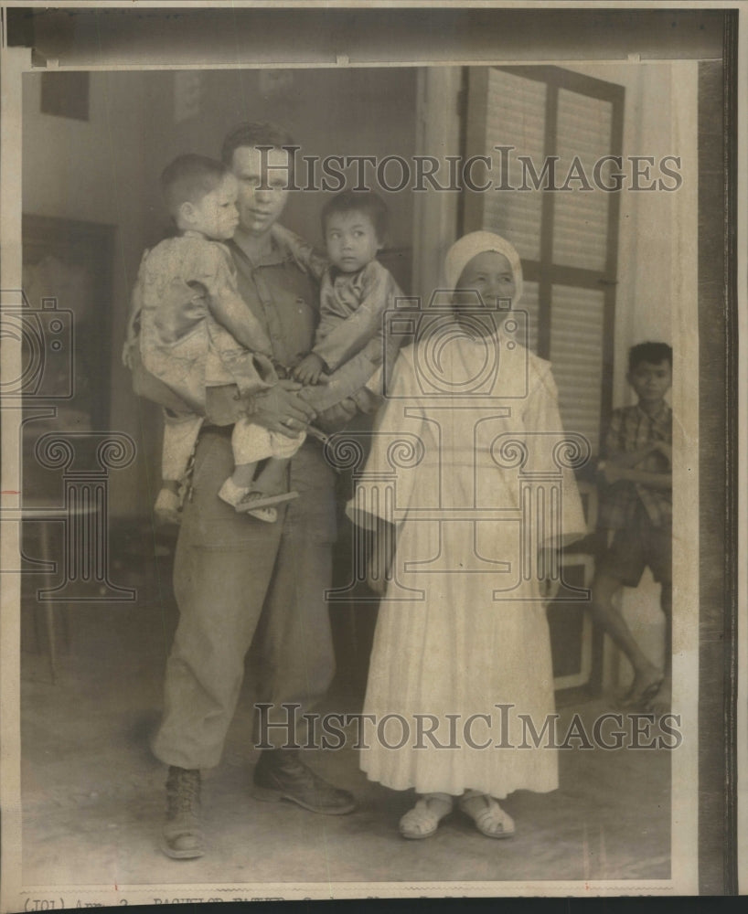 1969 Press Photo Seabee Glenn Palmer Adopts Vietnamese