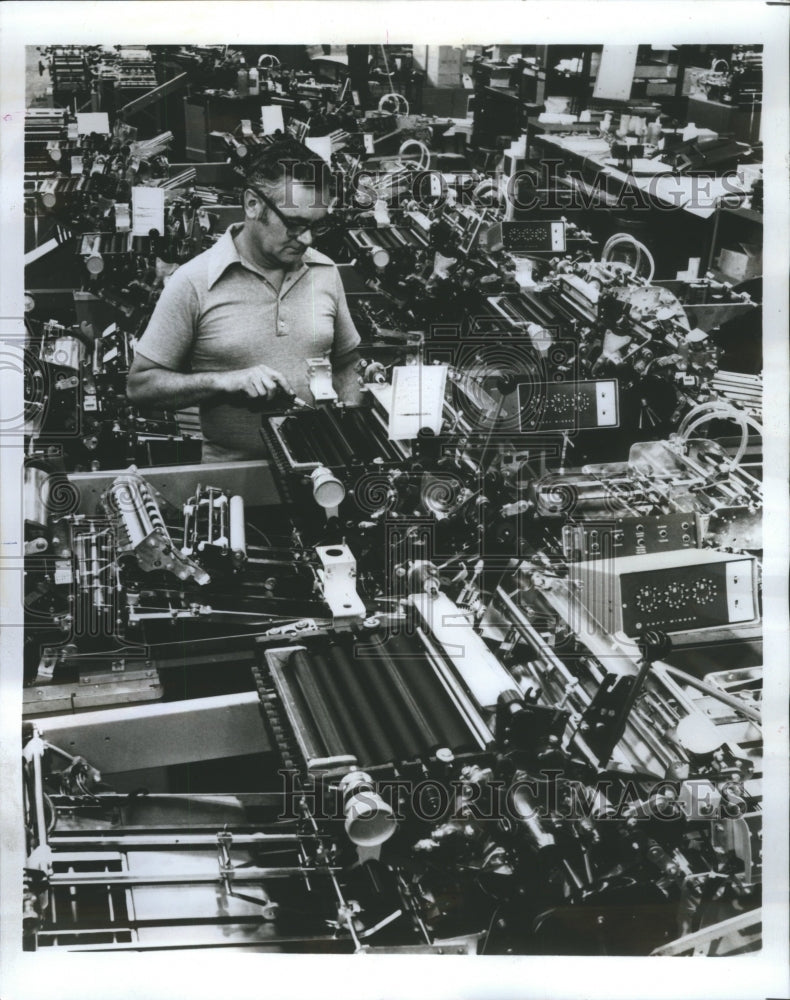 1975 Press Photo Tandem Duplicators Copy Sheets Paper