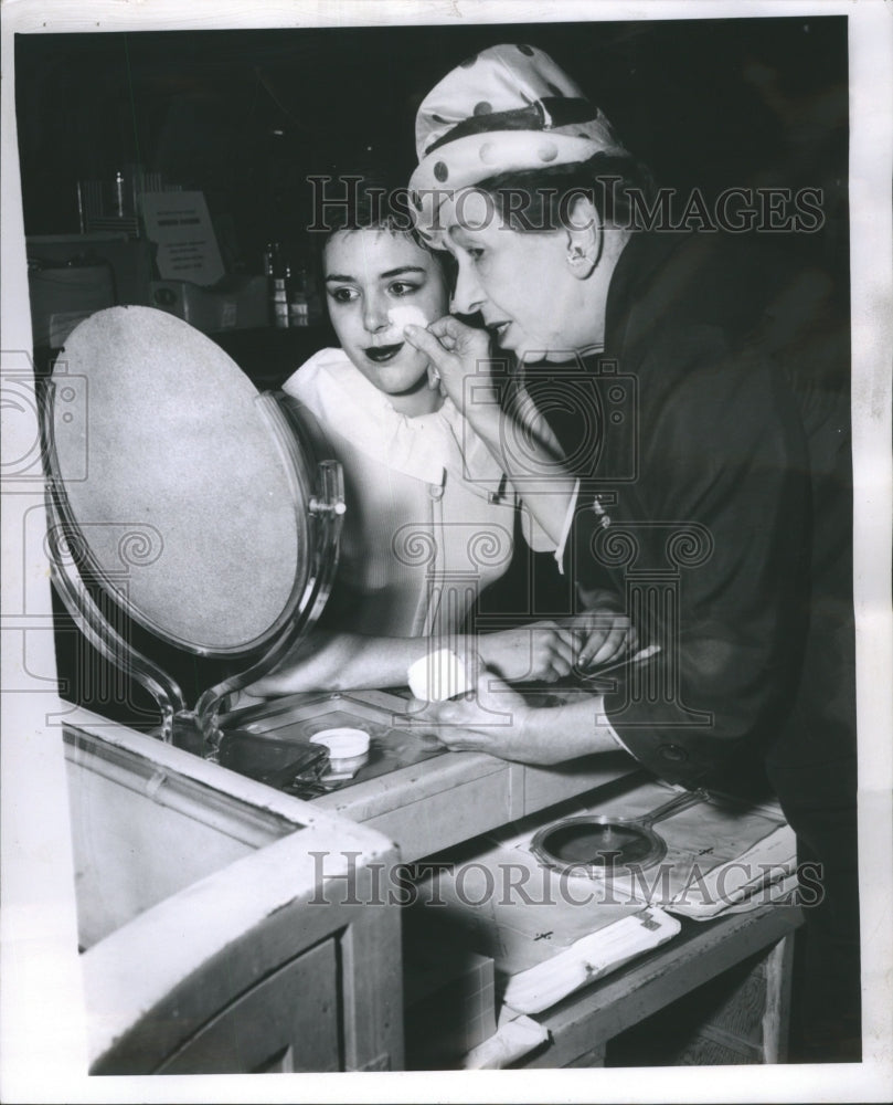 1959 Press Photo New Womens Beauty Concealer Skin Cream