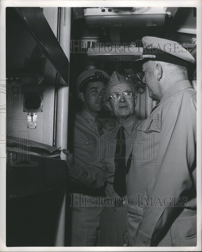 1955 Press Photo Navy Commanders Inspect Atomic Sub